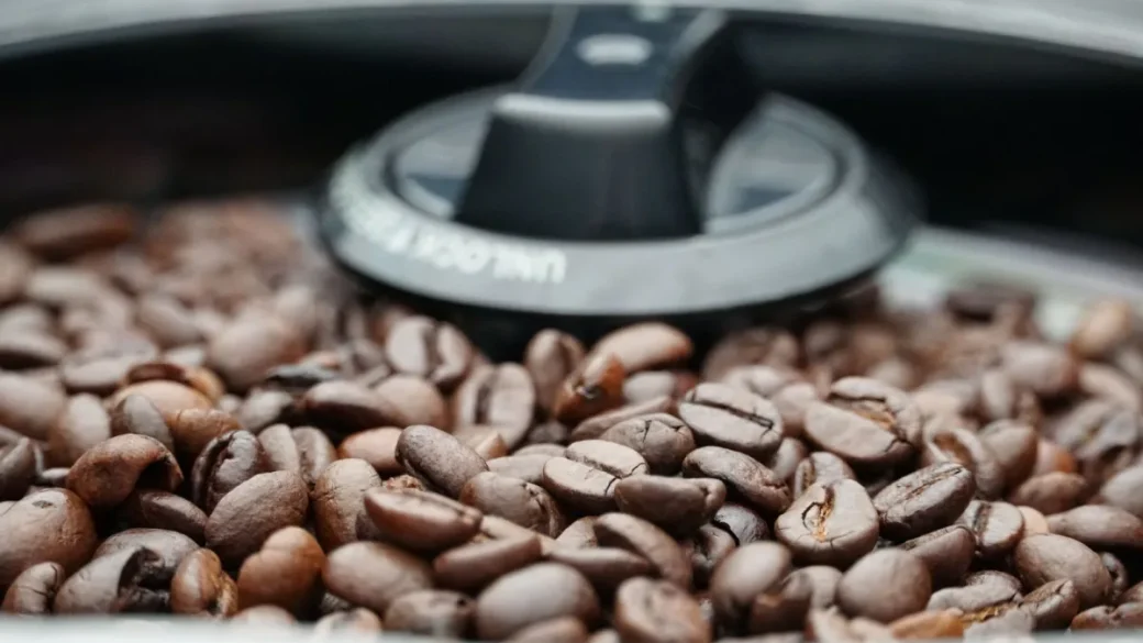 Adjusting grind size on a stepless espresso grinder