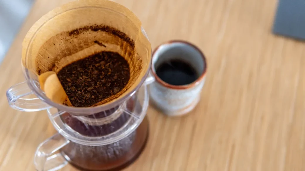 Coffee grounds saturating evenly during a slow pressure ramp