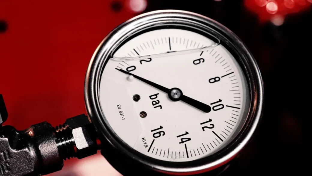 The brew pressure gauge holding steady at 9 bar during a shot